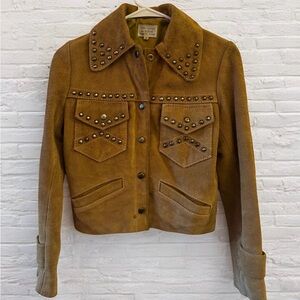 RARE! Vintage 70’s studded suede jacket in tan. Size S/6
